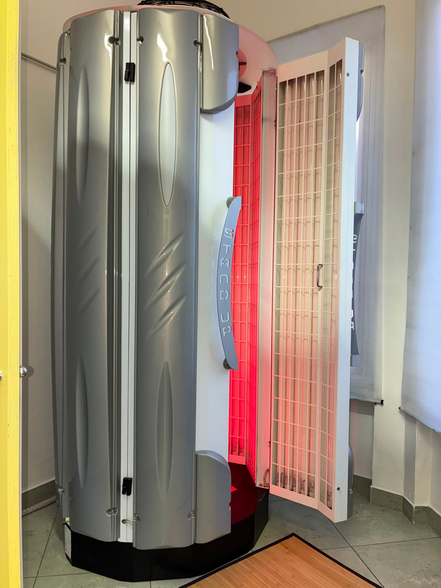 La doccia solare stand-up aperta, con le lampade accese